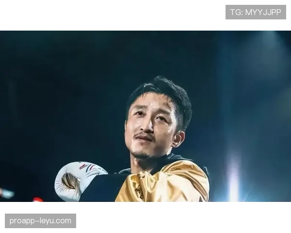 邹市明发张沙发自拍，沙发后那三只名牌行李箱直接把我打回租房生活