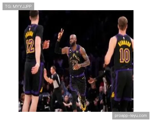 沃西无球跑位激活进攻对比詹姆斯效率明显提升